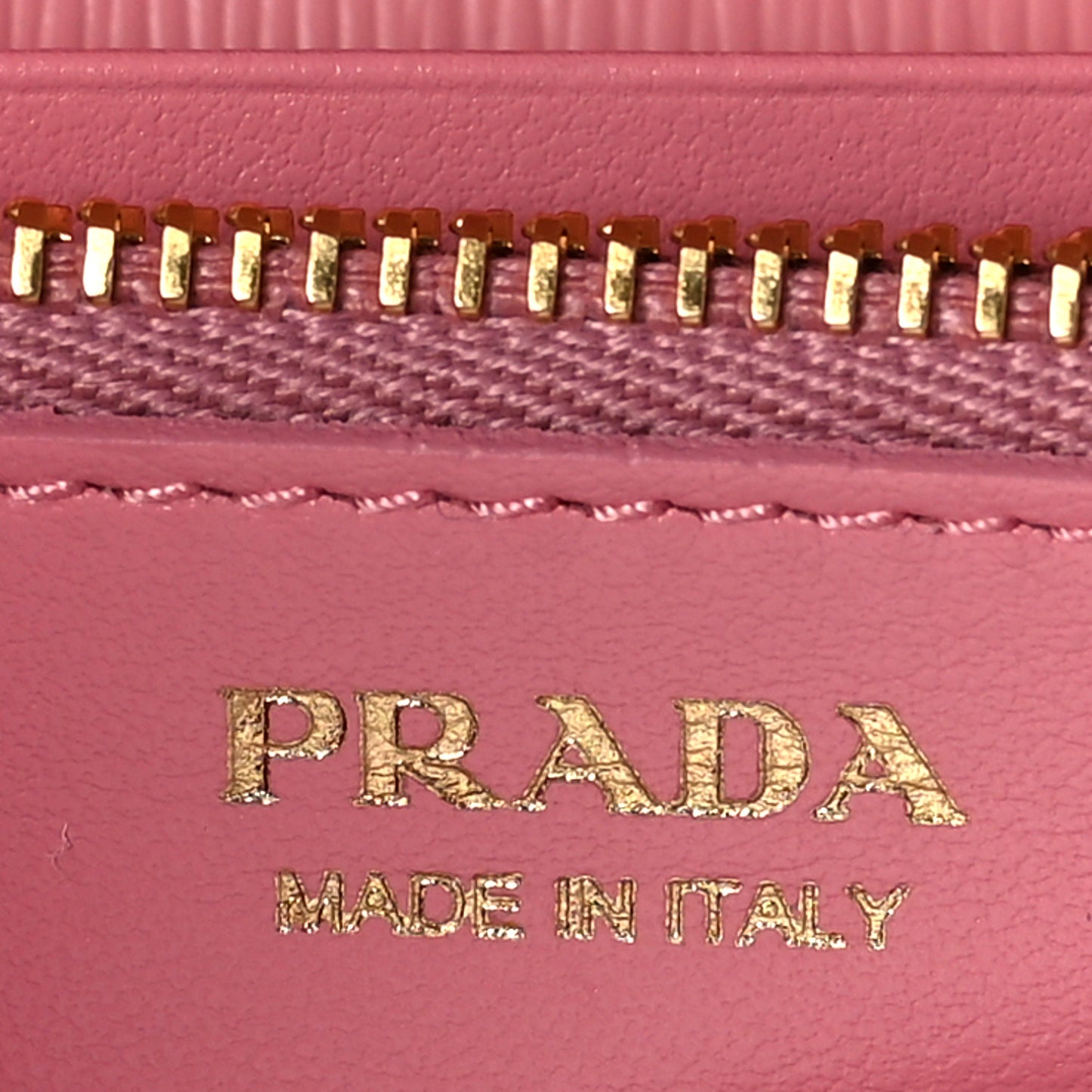 Vitello Move Metal Oro Chain Wallet Petalo