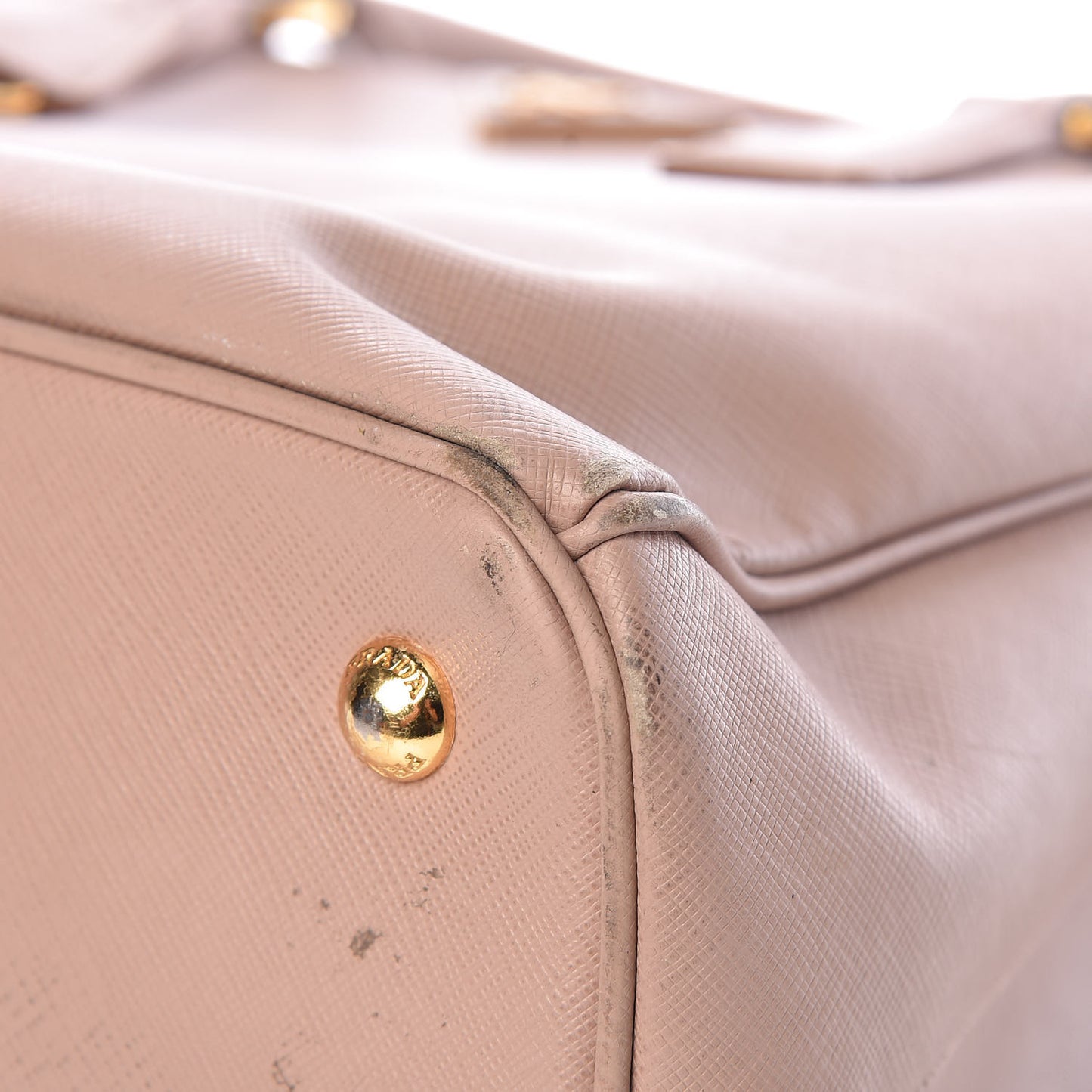Saffiano Lux Medium Tote Cammeo