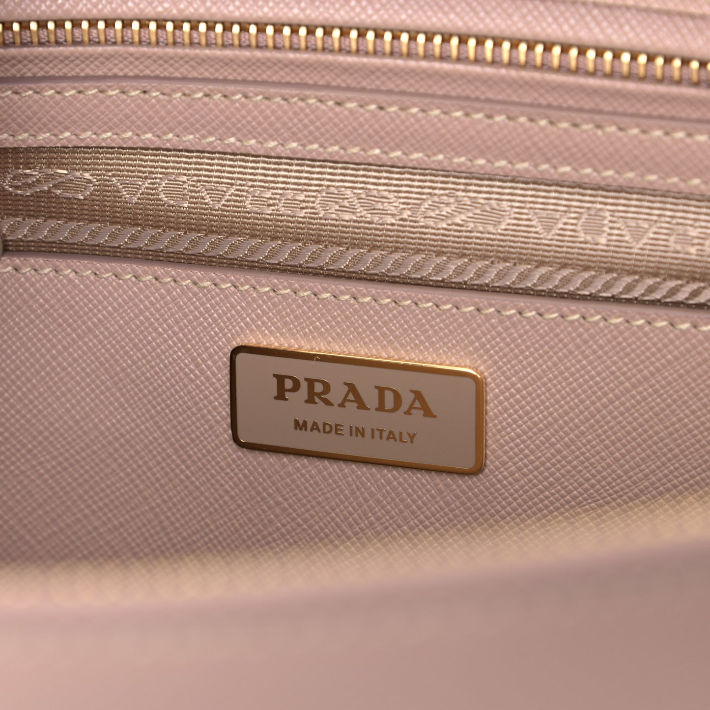 Saffiano Medium Galleria Double Zip Tote Cammeo