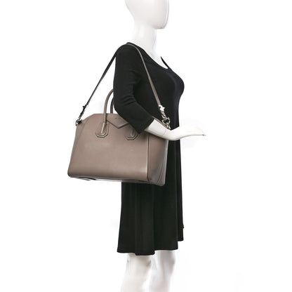 Givenchy Sugar Goatskin Medium Antigona Dune 2 of 16