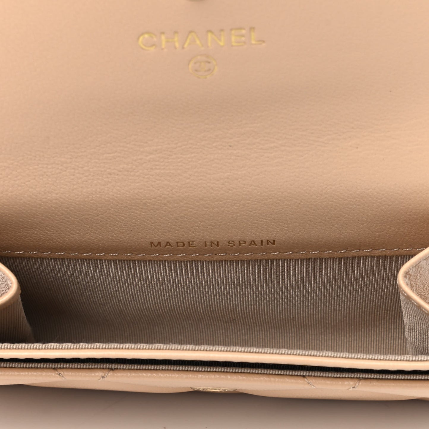 Shiny Goatskin Quilted Chanel 19 Flap Card Holder Beige