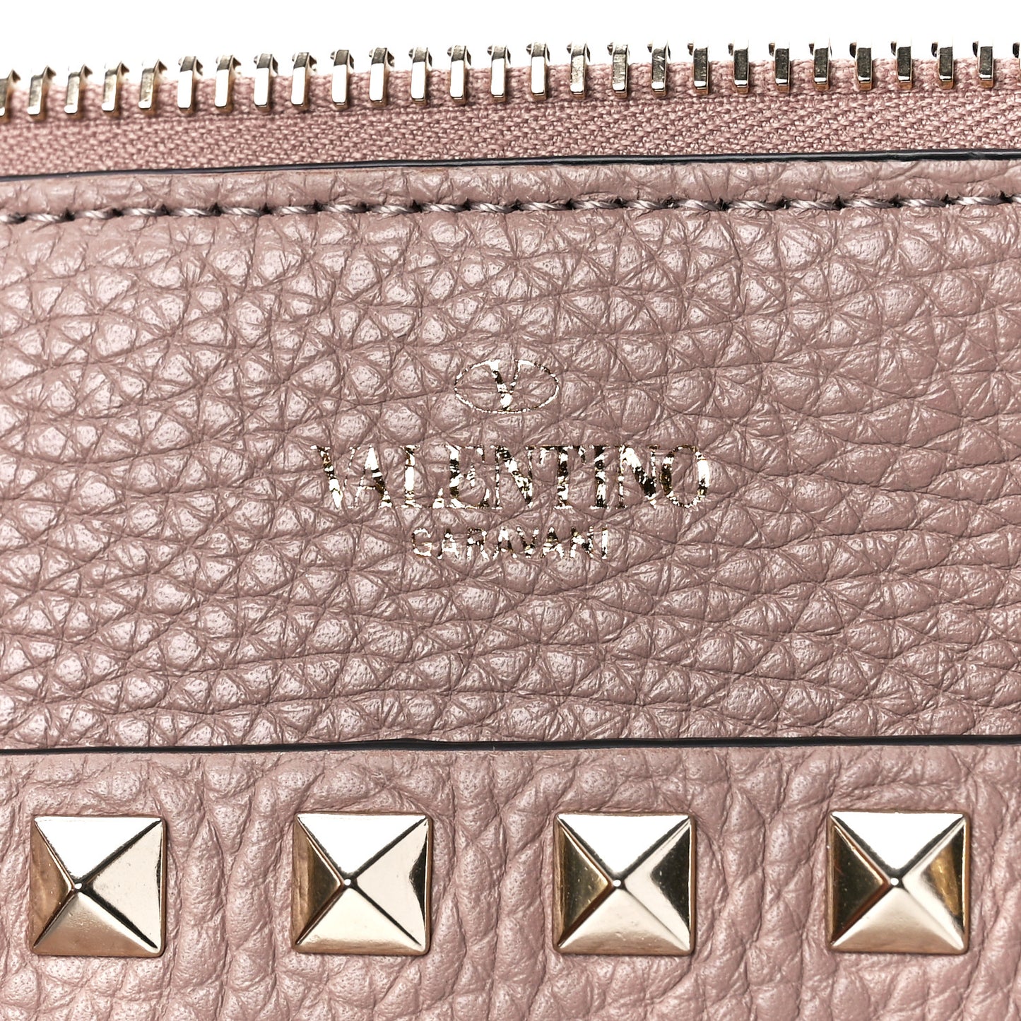 Pebbled Calfskin Medium Rockstud Flat Pouch Poudre