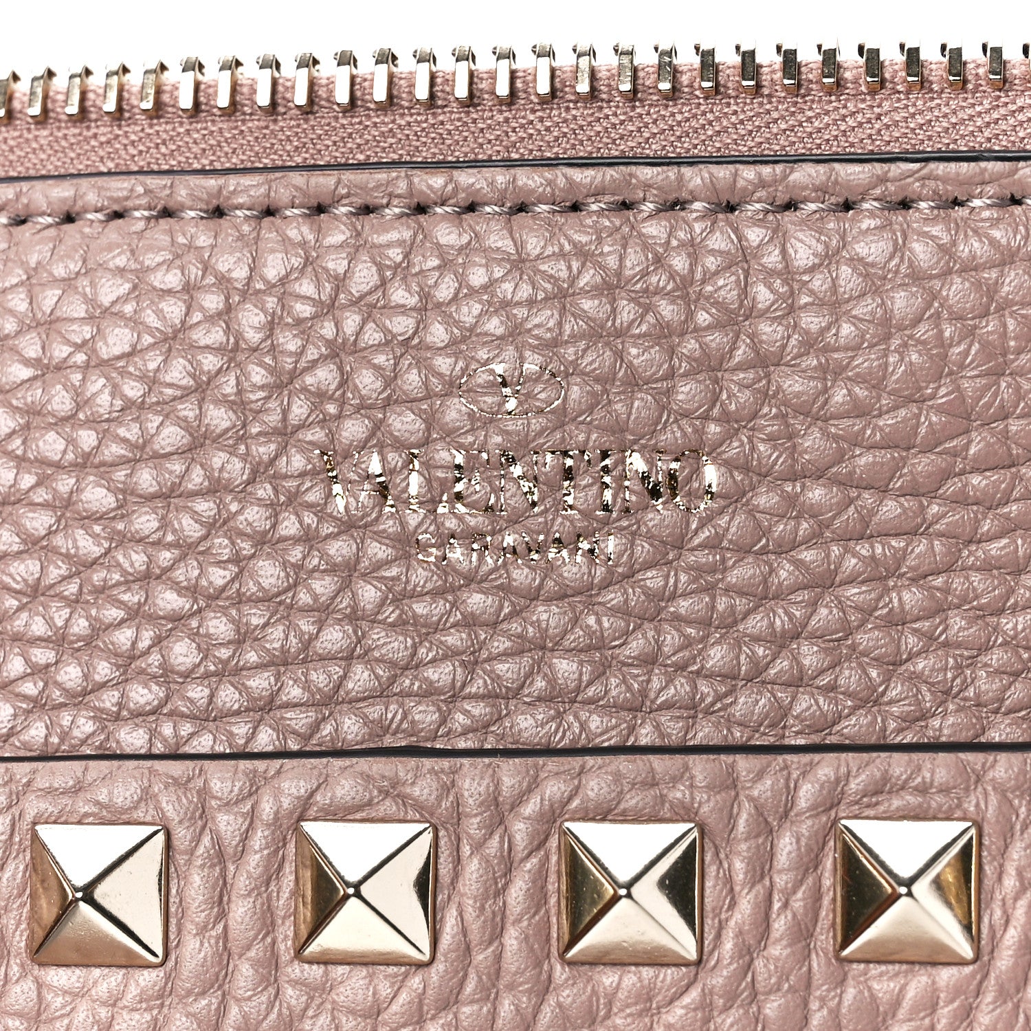 Valentino Garavani Pebbled Calfskin Medium Rockstud Flat Pouch Poudre 9 of 13