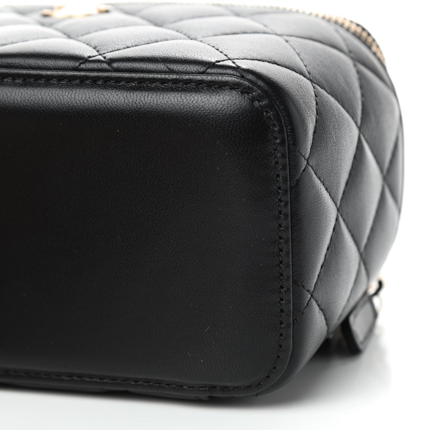 Lambskin Quilted Pearl Crush Small Vanity Case With Chain Black