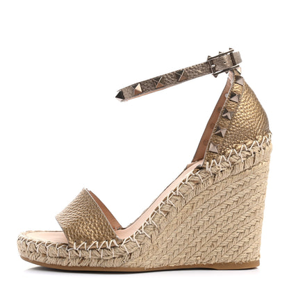 Valentino Garavani Metallic Pebbled Calfskin Rockstud Ankle Strap Espadrille 15/105mm Wedge Sandals 36 Skin Natural 1 of 8