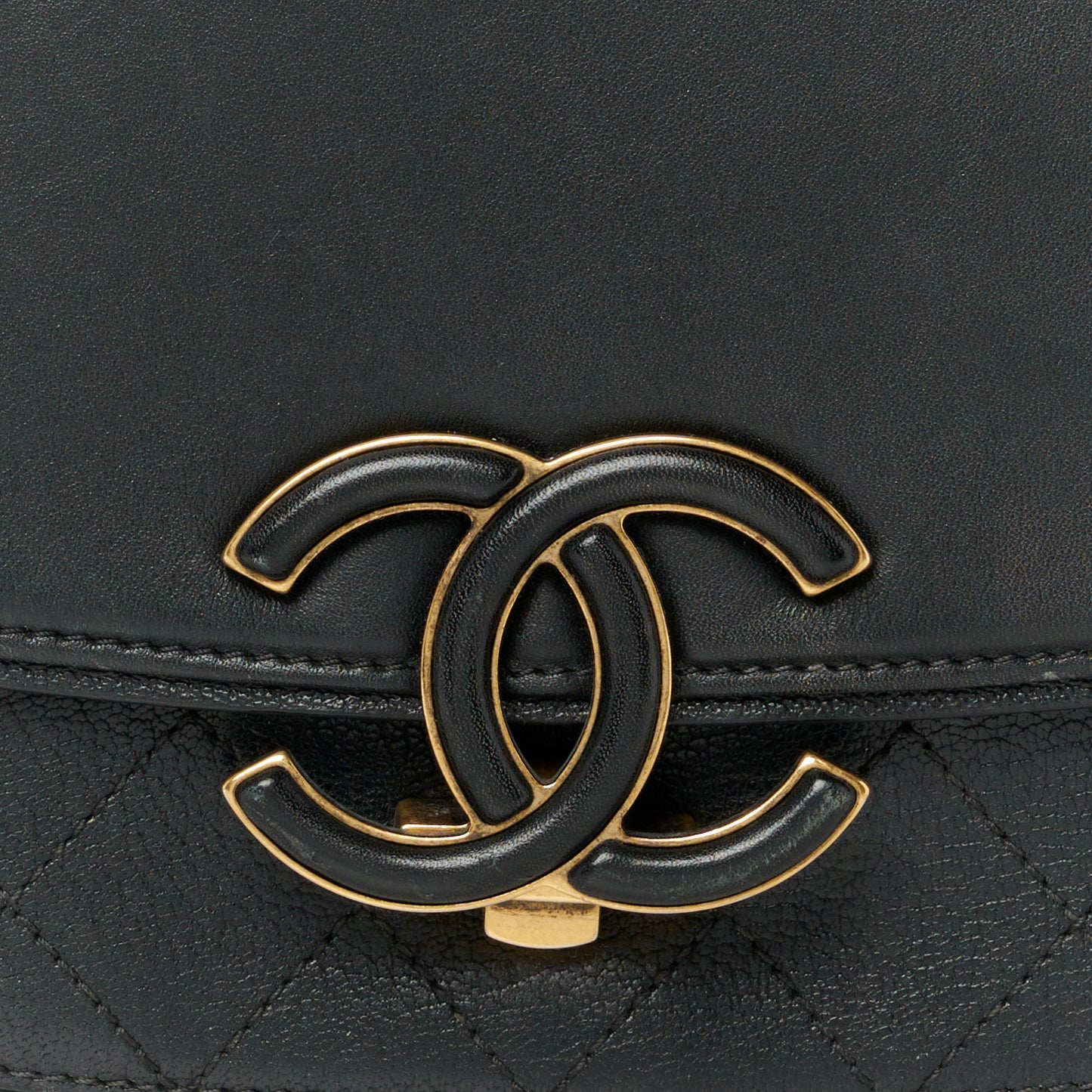 Shiny Calfskin Goatskin Quilted Medium Coco Curve Messenger Flap Black