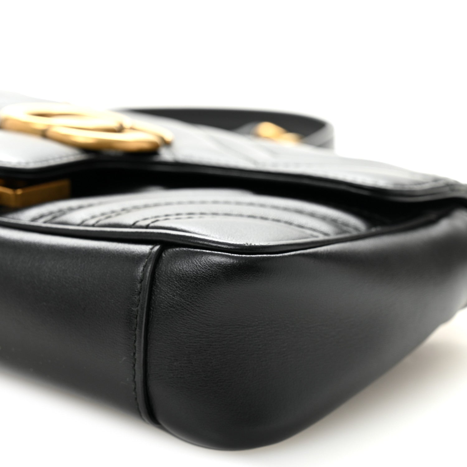 GUCCI レザーバッグ Gucci Calfskin Matelasse Small GG Marmont Shoulder Bag Black