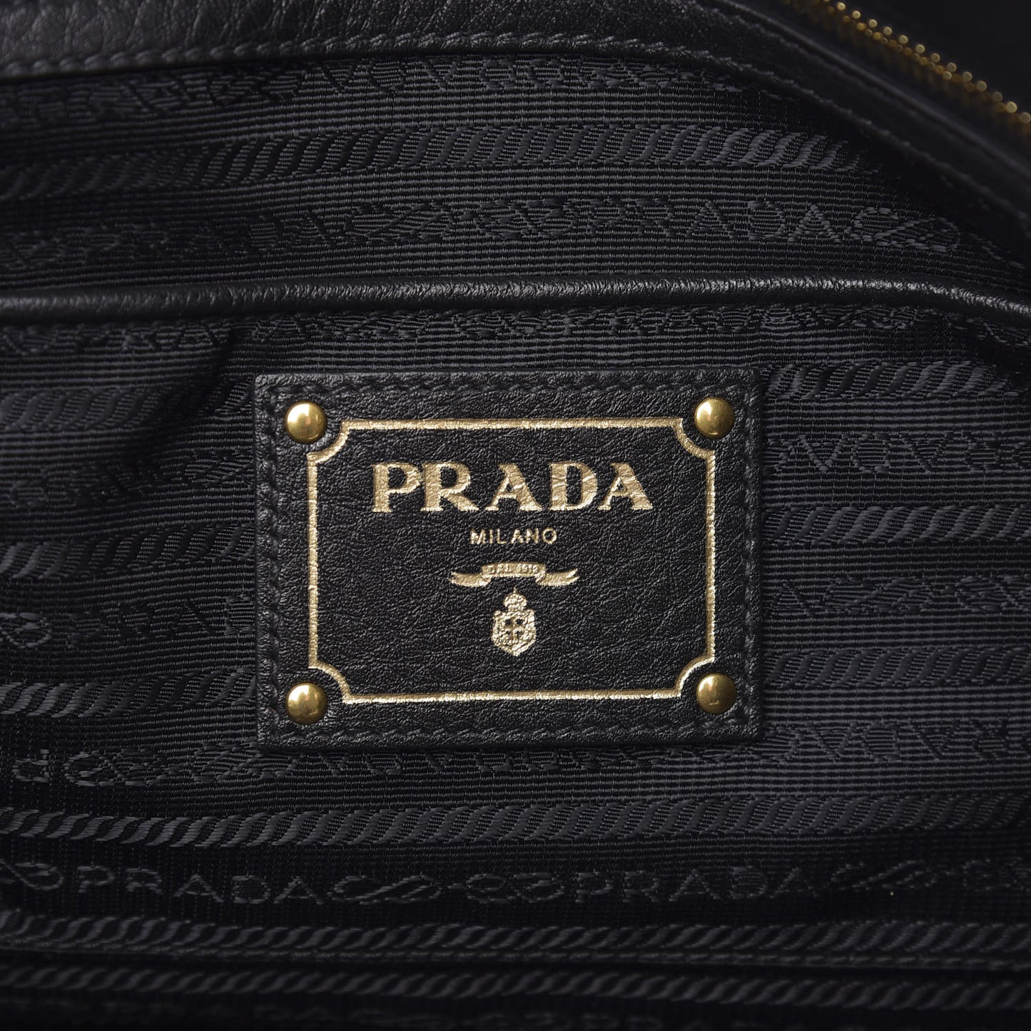 Vitello Daino Side Zip Tote Black