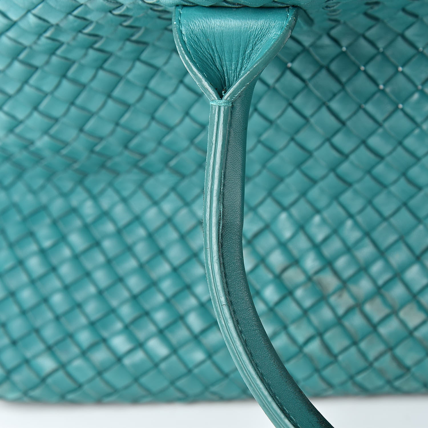 Bottega Veneta Nappa Intrecciato Medium Cabat Lagoon 25 of 28