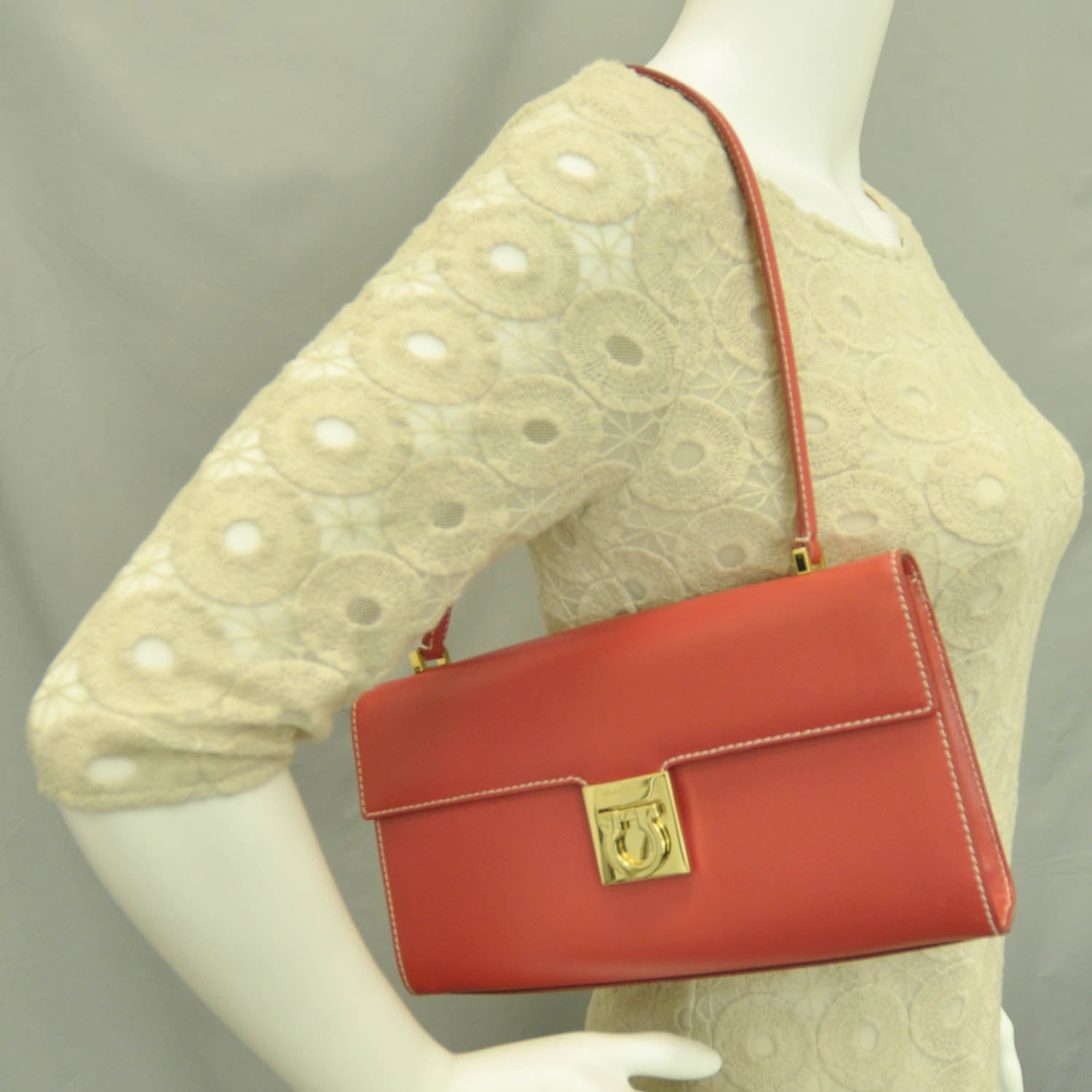 FASHIONPHILE SALVATOREFERRAGAMOLeatherGanciniShoulderBagRed 2 of 11