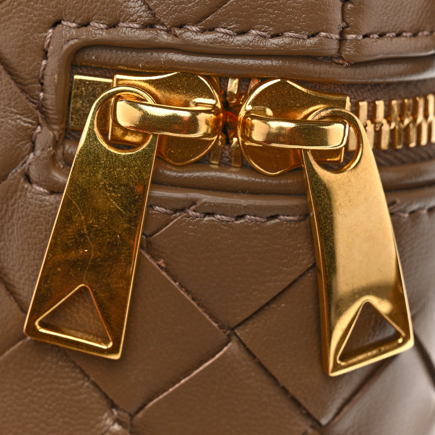 BOTTEGA VENETA ブラウン レザー ケース 編み込みデザイン Bottega Veneta Calfskin Intrecciato Bang Bang Vanity Case Pinecone