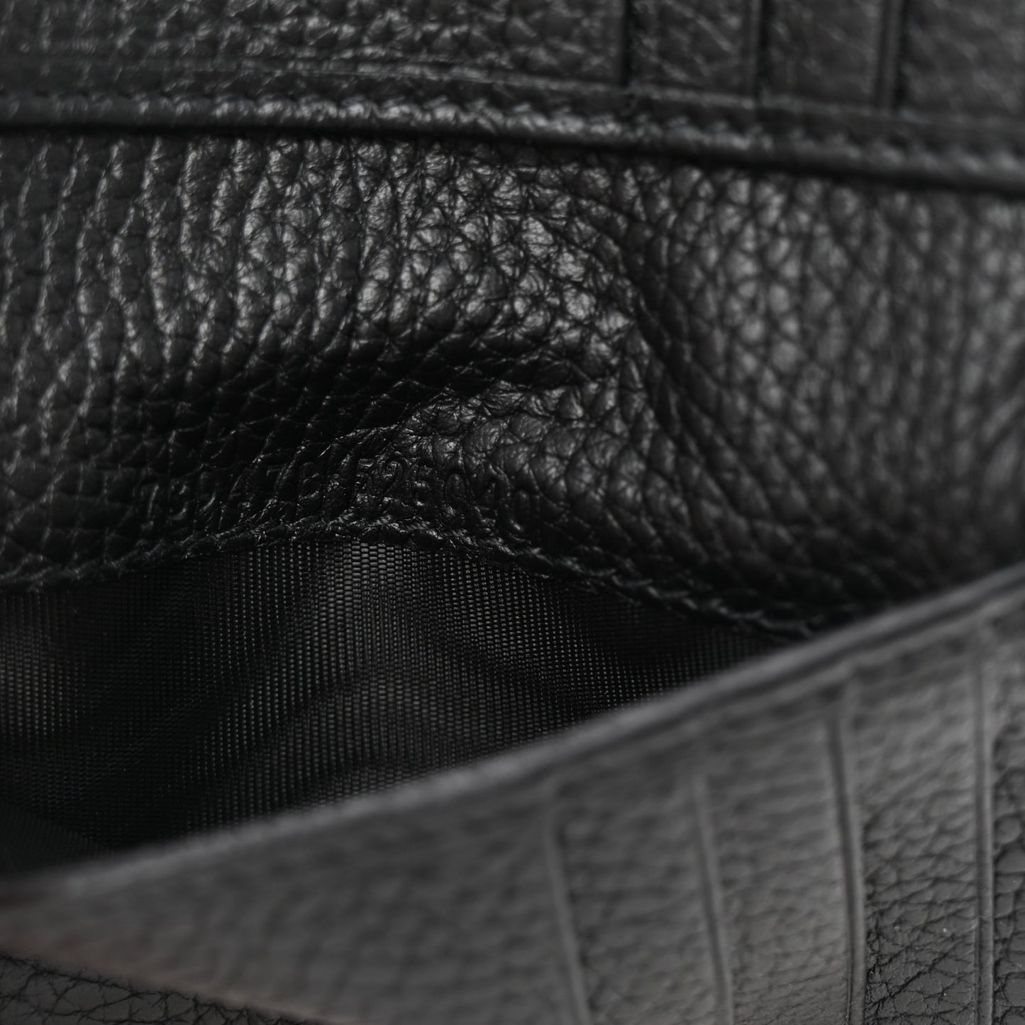Piuma Calfskin Jumbo GG Embossed Card Case Black