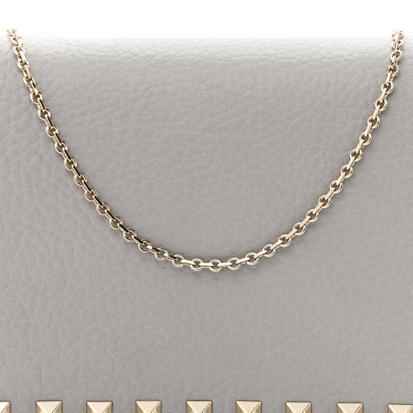 Pebbled Calfskin Rockstud Wallet on Chain Pastel Grey