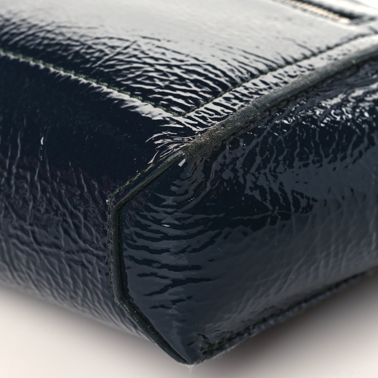 Vernis Deerskin Bonded Chain Pochette Marine