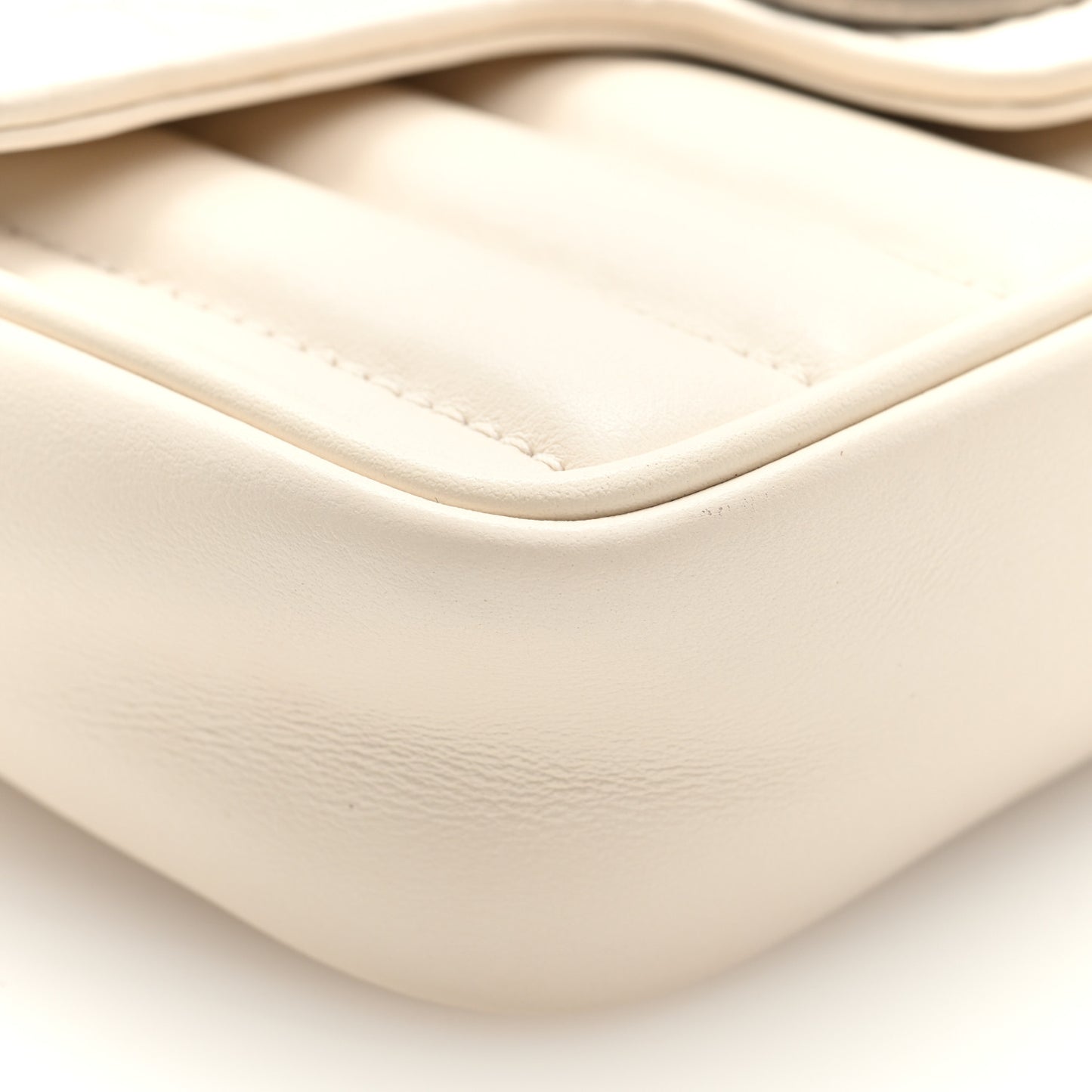 Calfskin Matelasse Aria Super Mini GG Marmont Shoulder Bag Mystic White