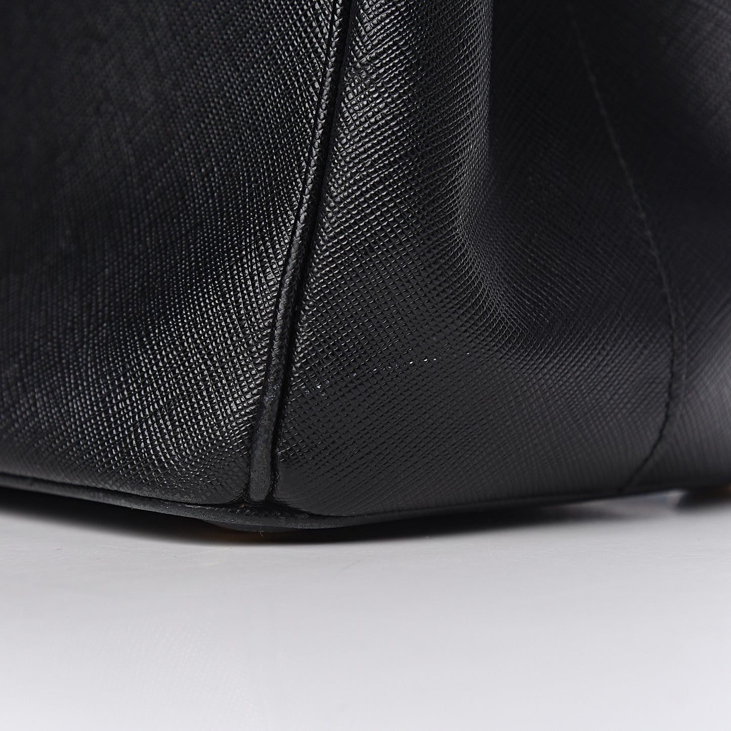 Saffiano Medium Galleria Double Zip Tote Black