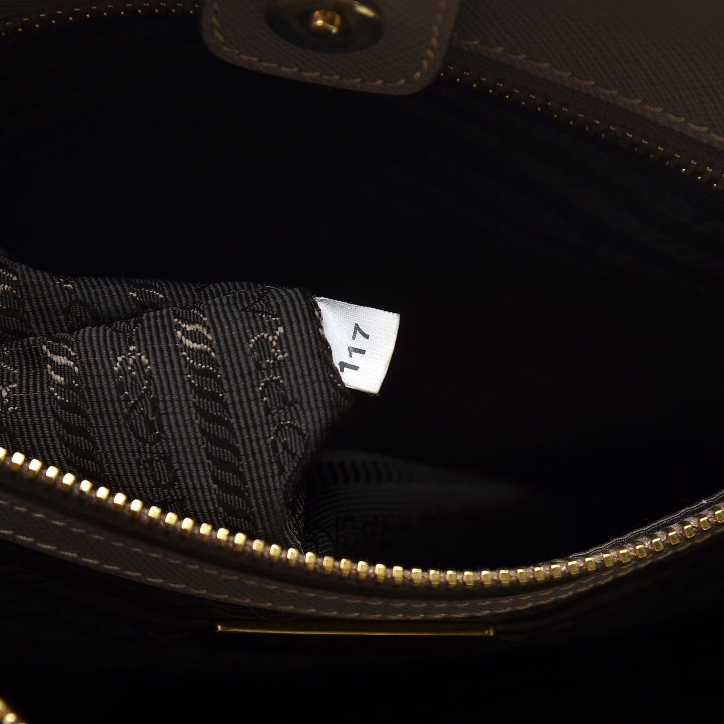 Saffiano Lux Medium Tote Marmo