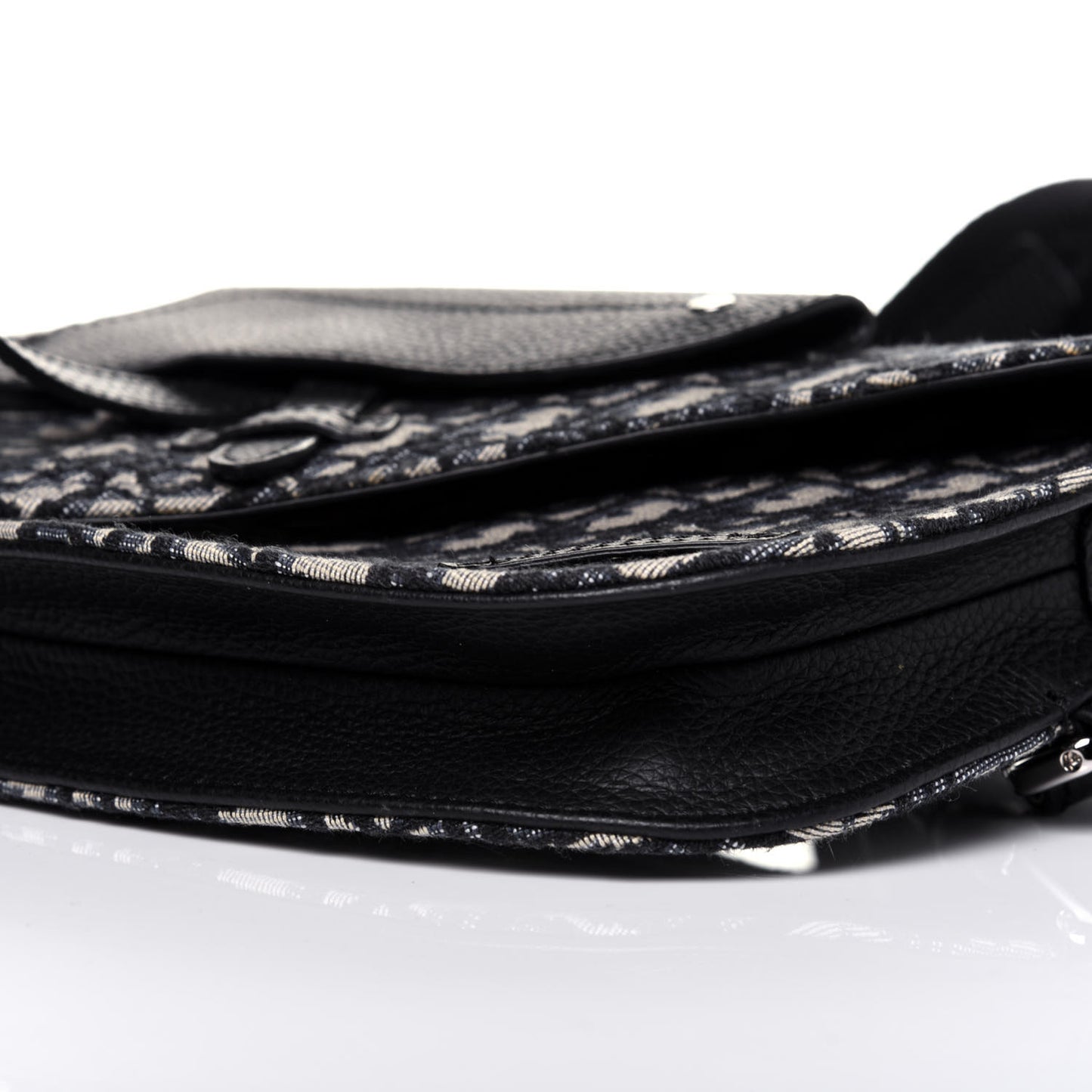 Oblique Saddle Messenger Pouch Beige Black