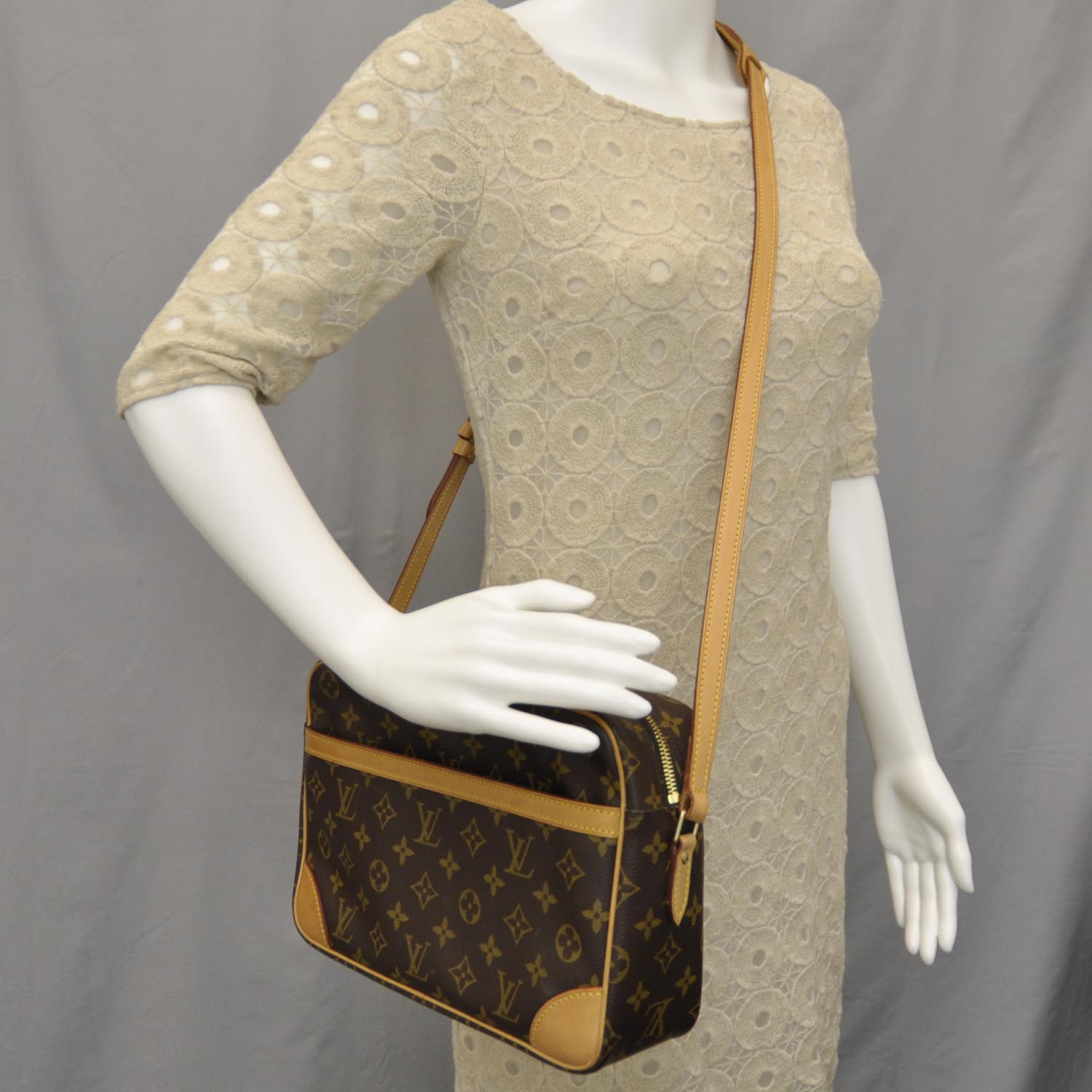 Louis Vuitton Monogram Trocadero 27 Crossbody Bag 9LV712