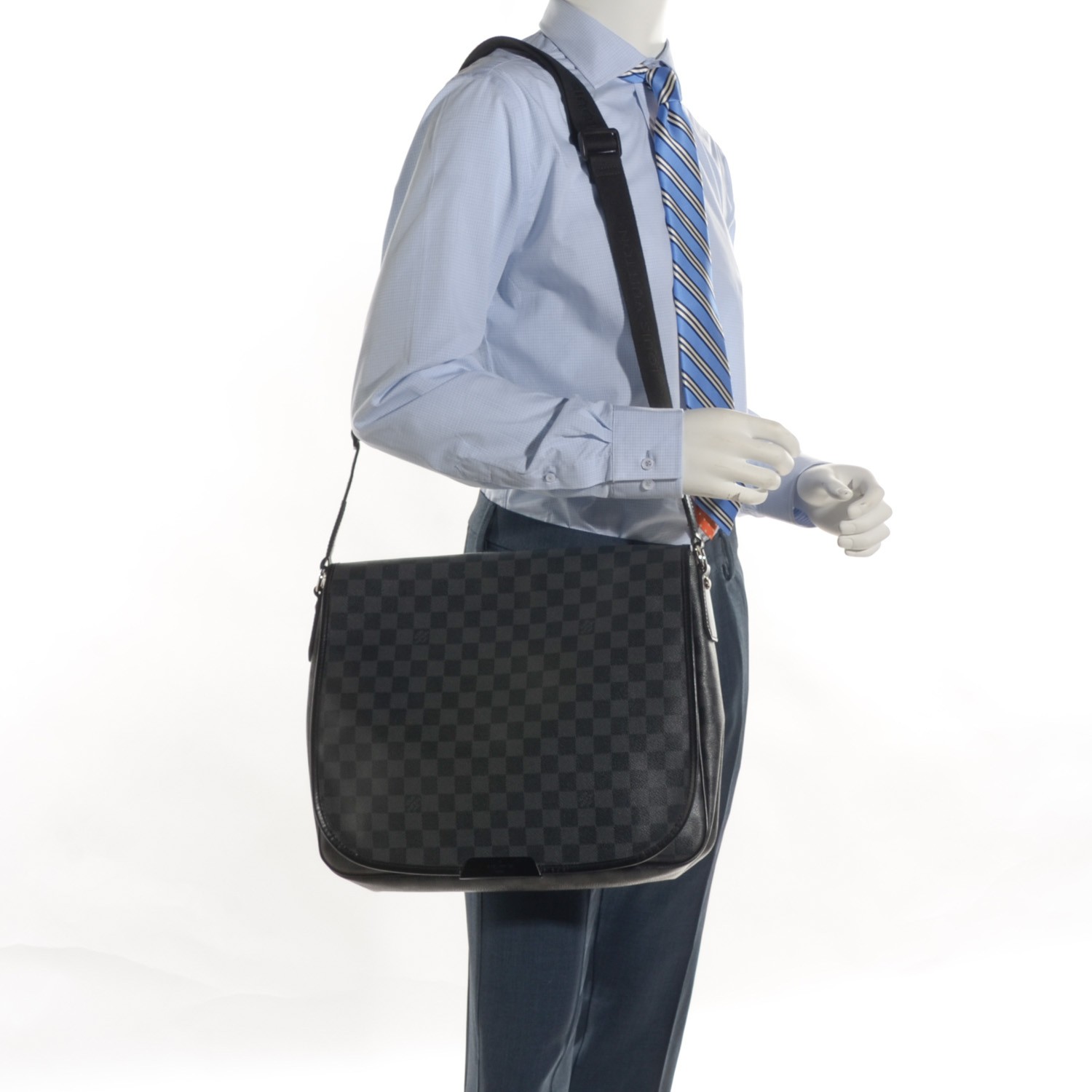 LOUIS VUITTON Authentic Men's Grey Damier Graphite Daniel GM Messenger  Bag