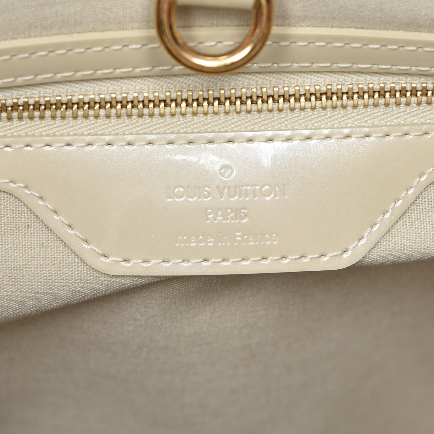 Louis Vuitton Blanc Corail Monogram Vernis Brea MM For Sale at