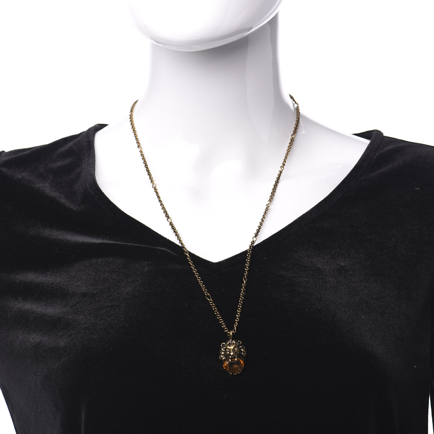 necklace with lion head pendant gucci
