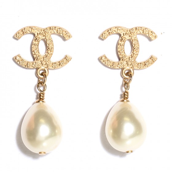 CHANEL Pearl CC Drop Earrings Gold 106447