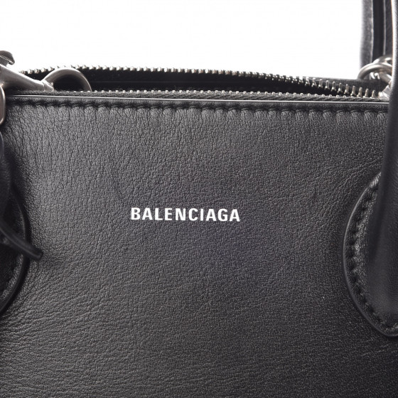 baguette continental wallet with chain
